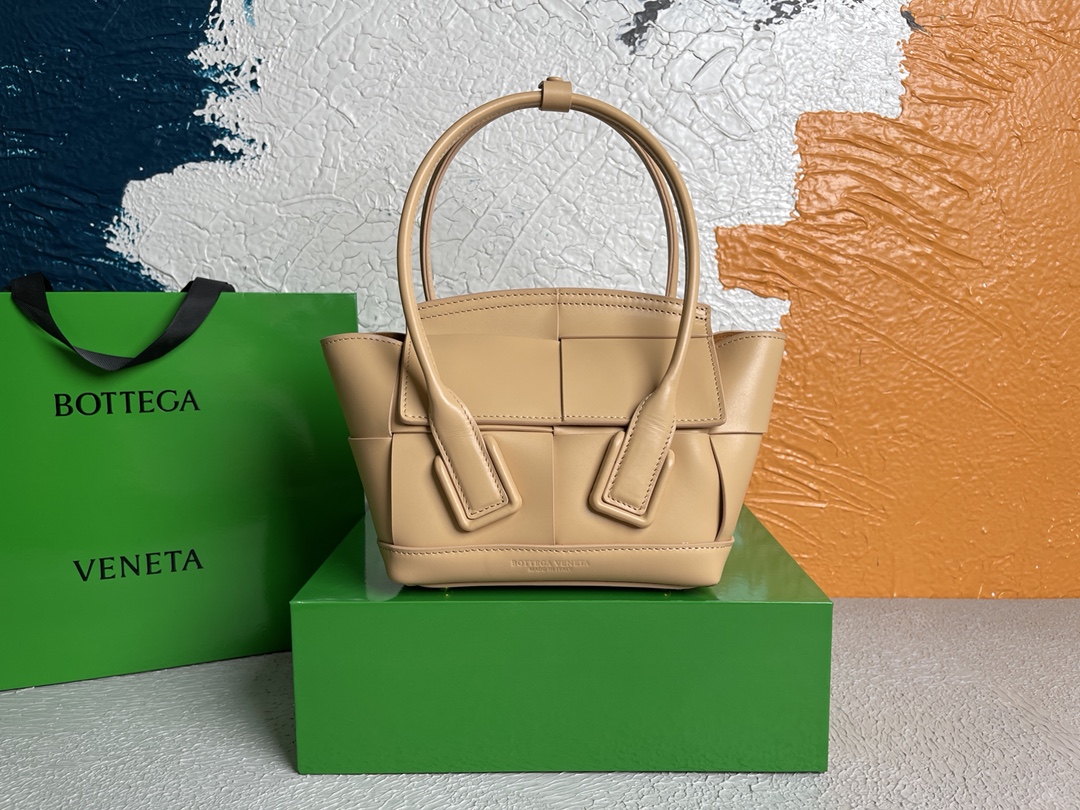 보테가베네타 Arco 인트레치아토 스몰 베이지 토트백